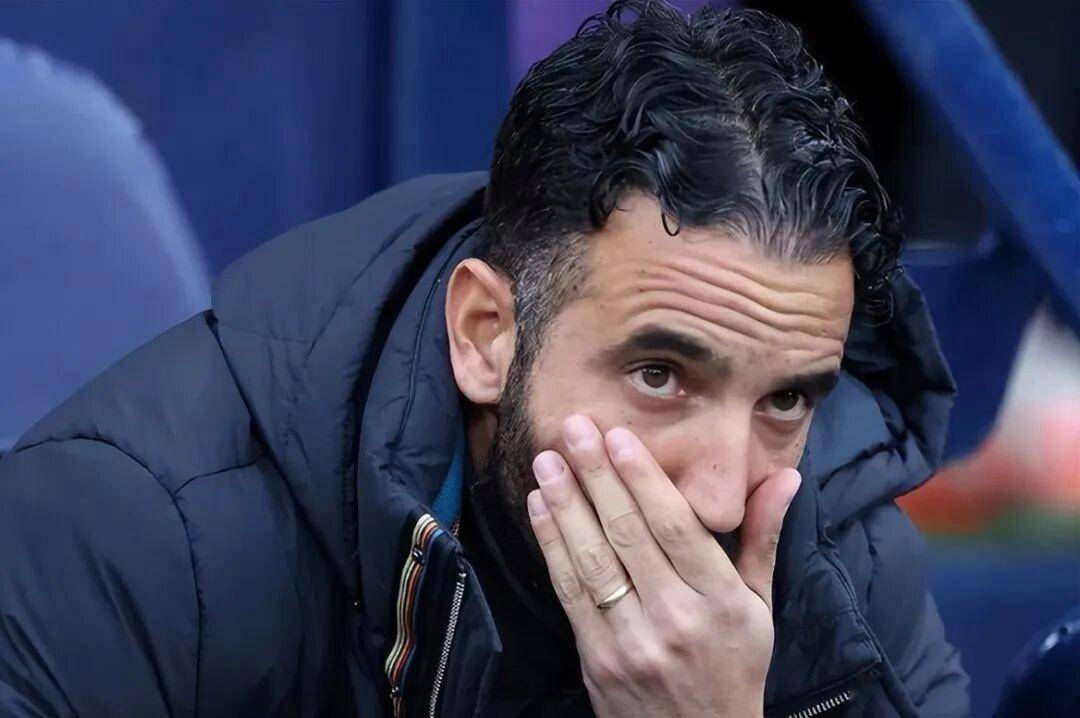 30万周薪突生变数！曼联“砍薪留人”暗藏玄机，32岁面临残酷抉择