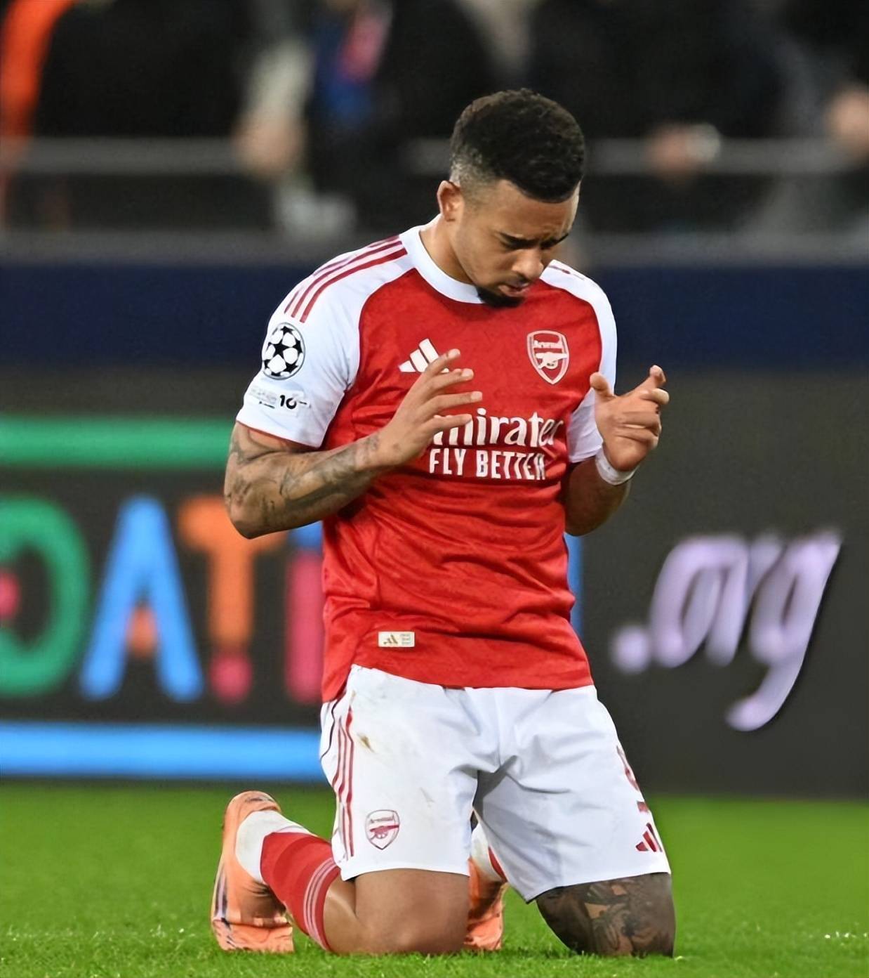 阿森纳2-1险胜狼队揭示不足，萨卡两造乌龙球太幸运，5分领跑讽刺